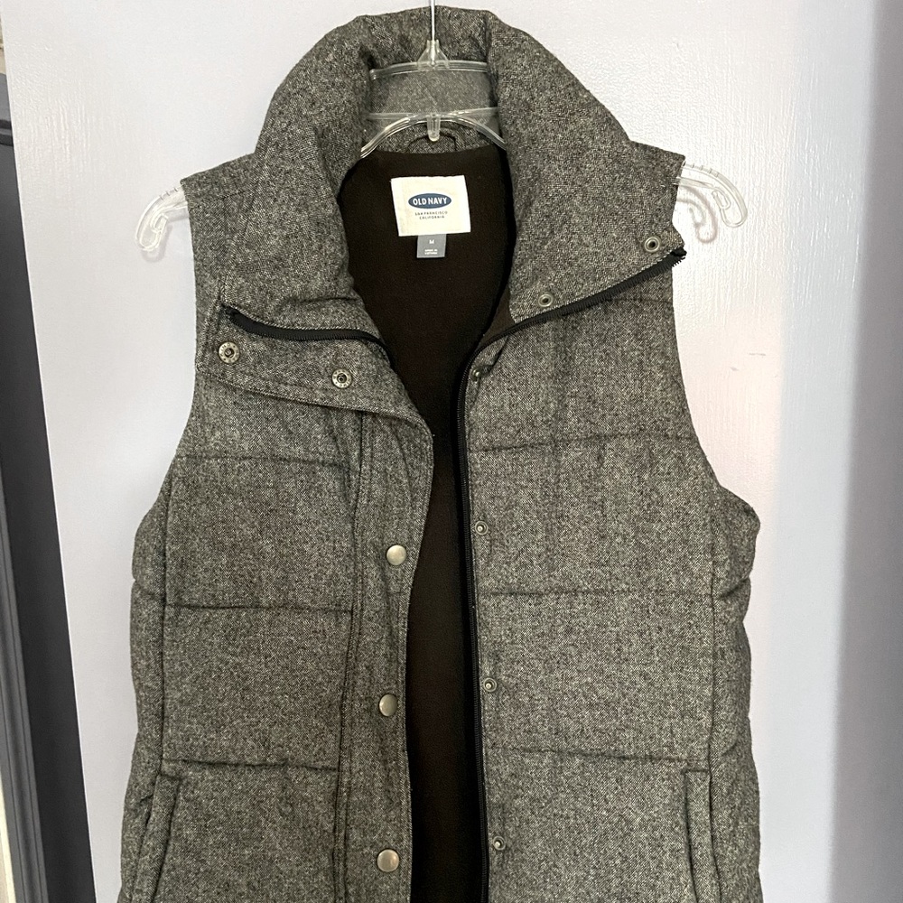 Old Navy Women’s Herringbone Puffer Vest - Sleeveless